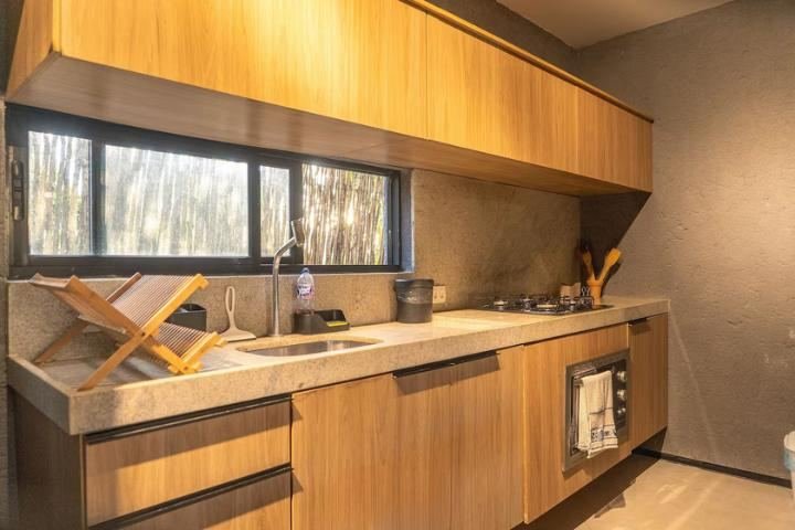 Bancada da cozinha com pia e fogão a gás