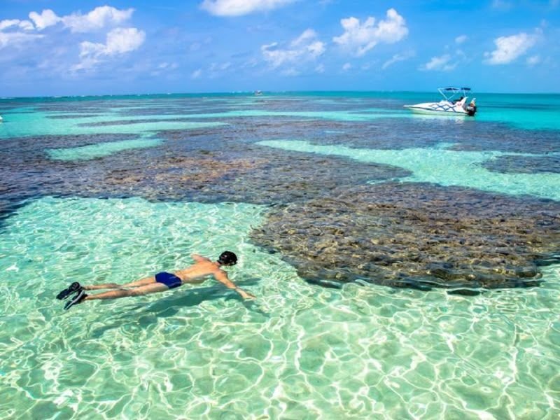 Piscinas naturais da Praia do Toque, com águas cristalinas e recifes de coral