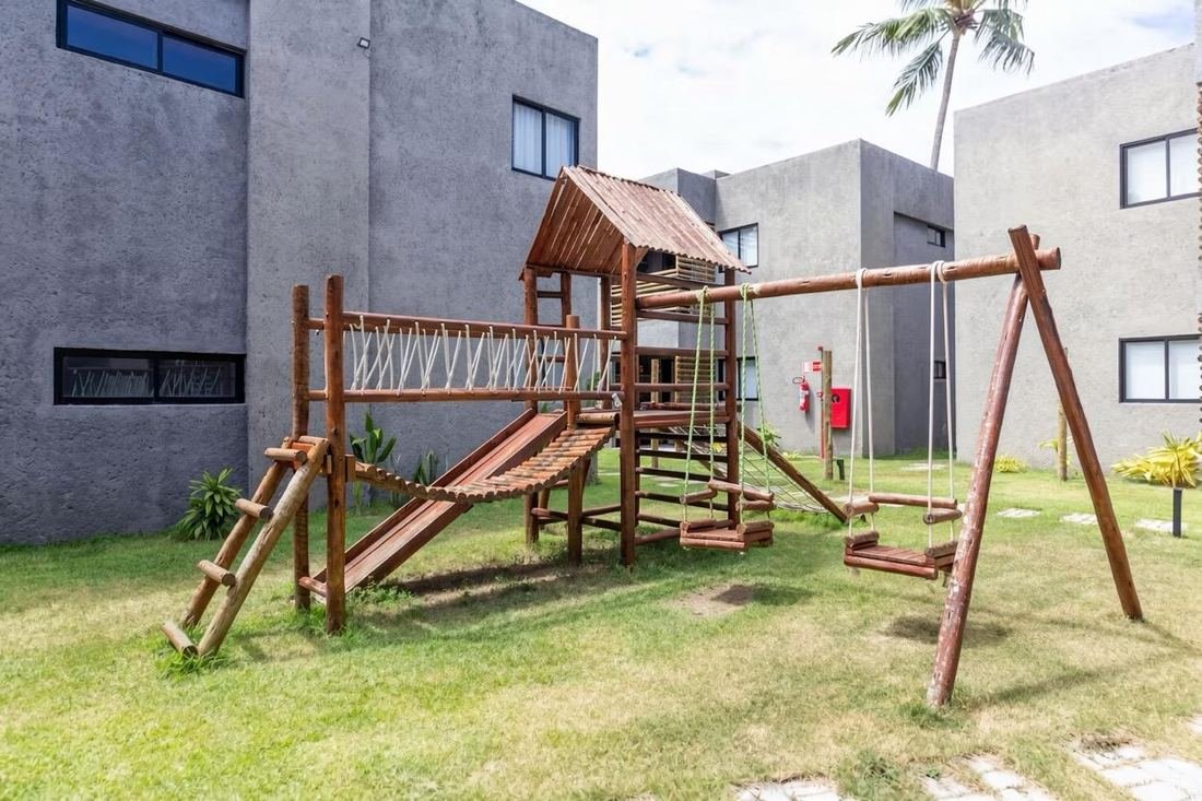 Playground infantil de madeira no jardim do condomínio