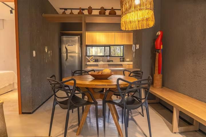 Sala de jantar com mesa redonda e cadeiras pretas